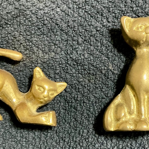 Vintage Brass Cat Figurines (Set of 2) – Sweet Mini Companions - Picture 3 of 8